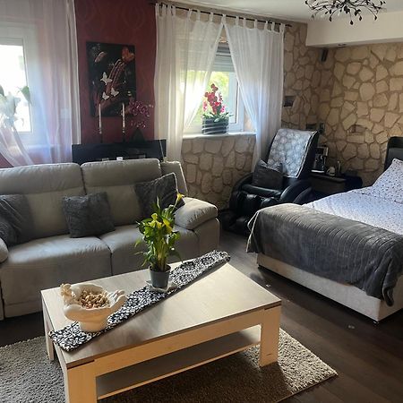Gaestezimmer In Ratingen Bei Duesseldorf Mit Einem Hauch Luxus Bagian luar foto