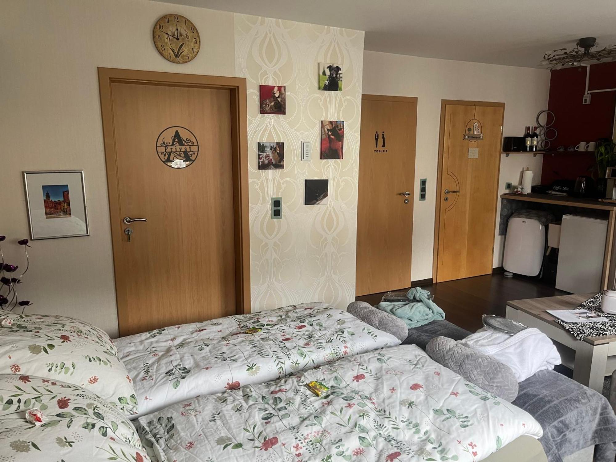 Gaestezimmer In Ratingen Bei Duesseldorf Mit Einem Hauch Luxus Bagian luar foto